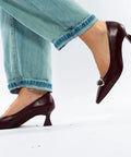 Pantofi eleganți din piele cu vârf ascuțit și toc subțire