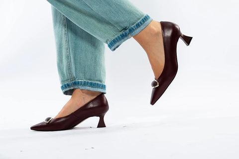 Pantofi eleganți din piele cu vârf ascuțit și toc subțire
