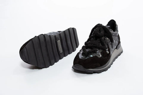 Adidași din piele naturală neagră, cu talpă groasă și accente de blană sintetică