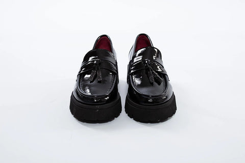 Pantofi loafer negri din piele lăcuită, cu talpă tip platformă și ciucuri