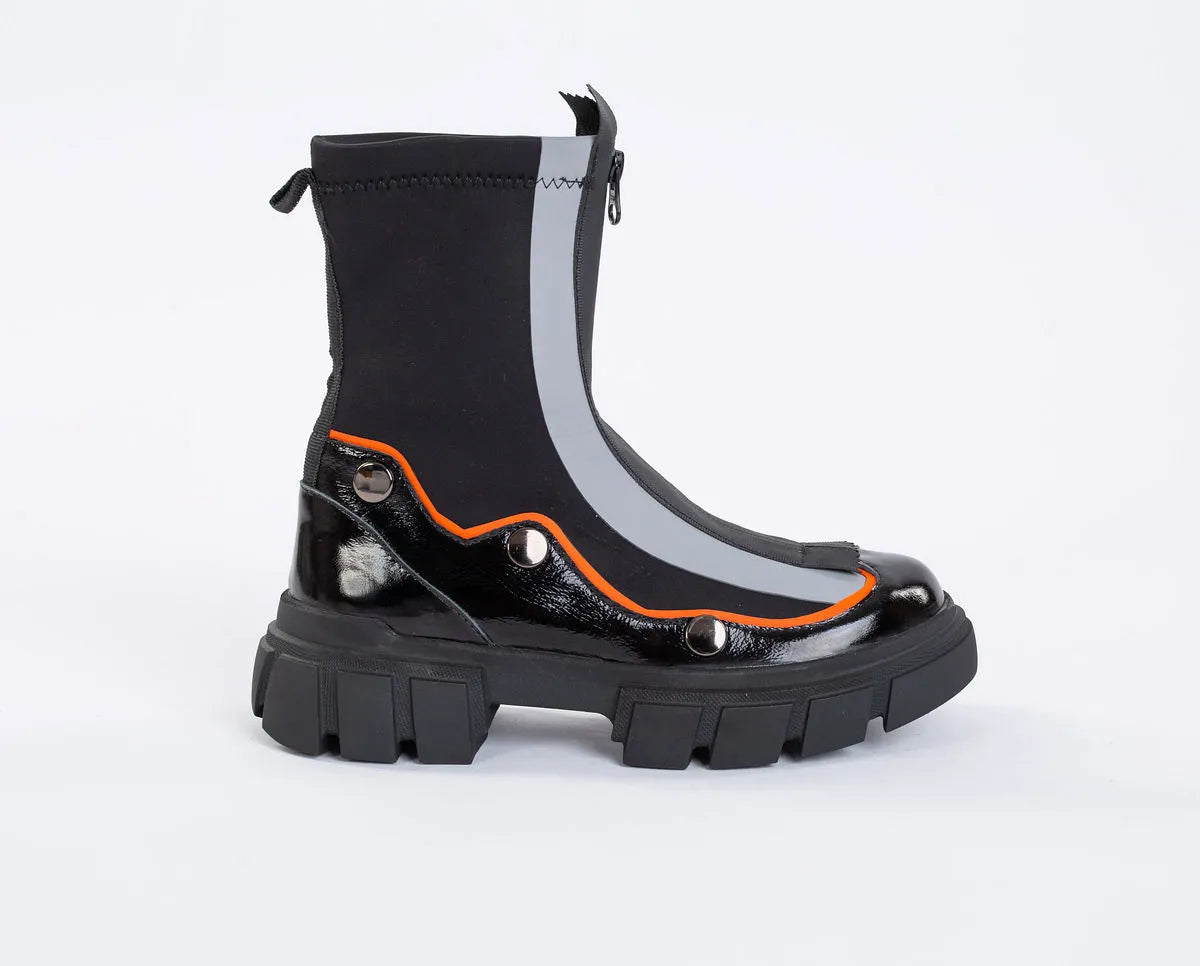 Ghete din piele lacuita in combinatie cu panza