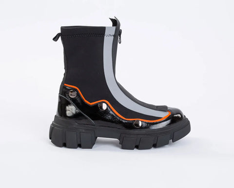 Ghete din piele lacuita in combinatie cu panza