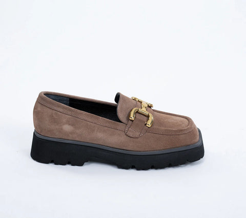 Loafers damă, din piele intoarsa, cu accesoriu auriu