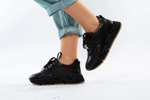 Adidași negri din piele naturală, cu talpă tip platformă și detaliu metalic