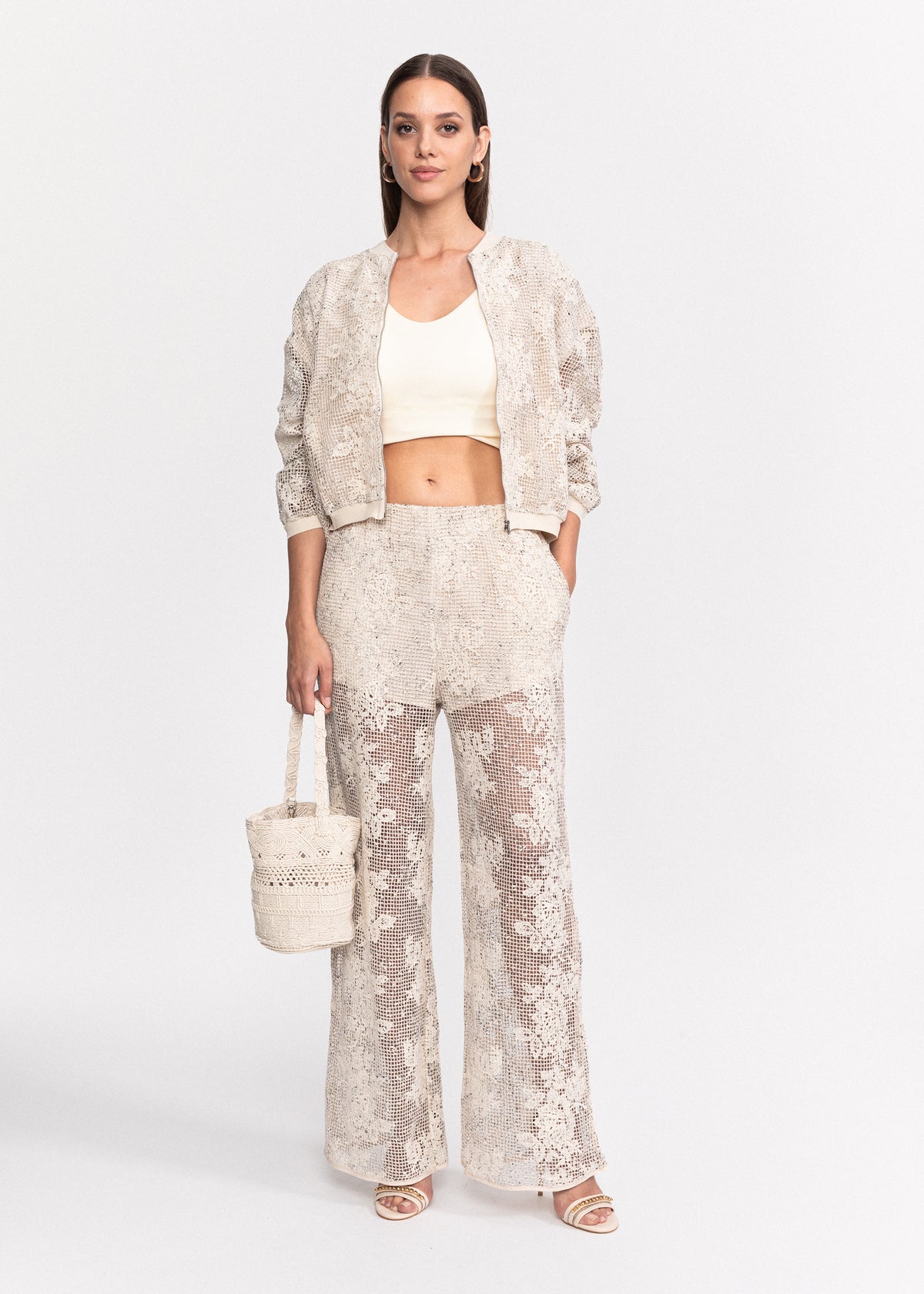 Costum cu model floral brodat format din jacheta si pantaloni cu talie inalta