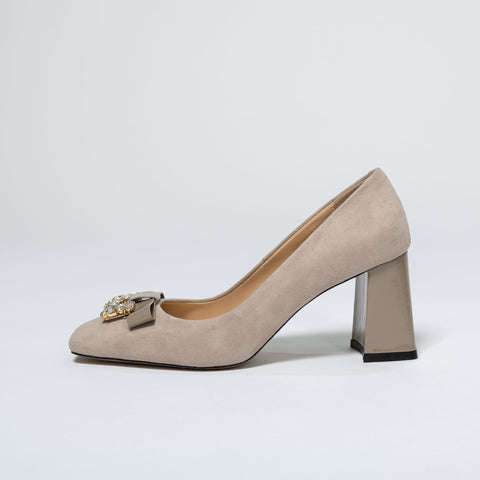 Elegant Shoes with Decorative Crystals