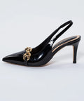 Pantofi din piele lăcuită cu accesoriu auriu – eleganță atemporală și rafinament desăvârșit
