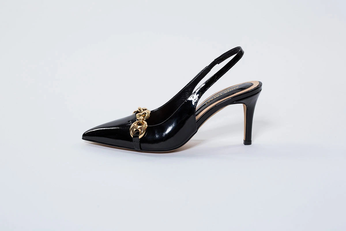 Pantofi din piele lăcuită cu accesoriu auriu – eleganță atemporală și rafinament desăvârșit