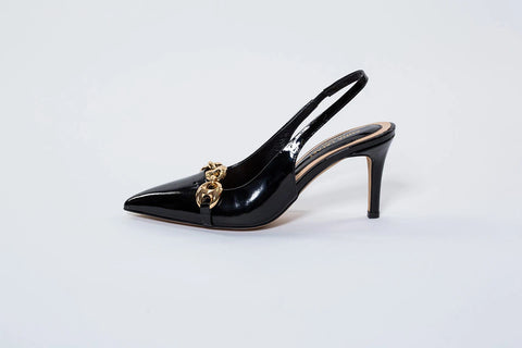 Pantofi din piele lăcuită cu accesoriu auriu – eleganță atemporală și rafinament desăvârșit