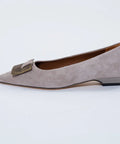 Pantofi damă din piele întoarsă cu accesoriu auriu – Eleganță discretă și confort