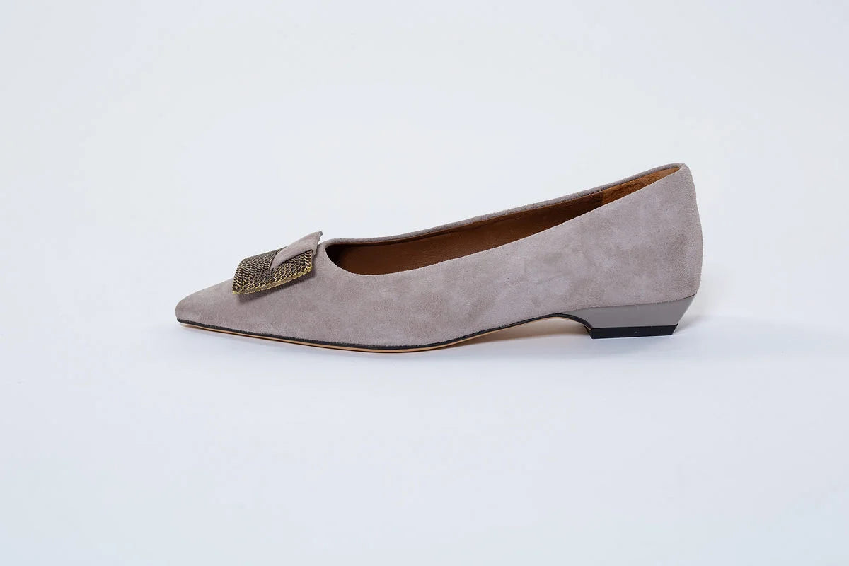 Pantofi damă din piele întoarsă cu accesoriu auriu – Eleganță discretă și confort