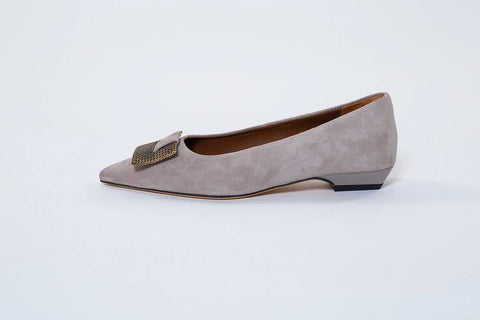 Pantofi damă din piele întoarsă cu accesoriu auriu – Eleganță discretă și confort