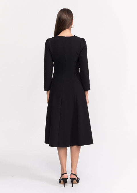 Rochie eleganta cu croiala in A, maneci lungi si aplicatie florala supradimensionata