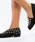 Pantofi din piele negri cu ținte metalice, eleganți și moderni.