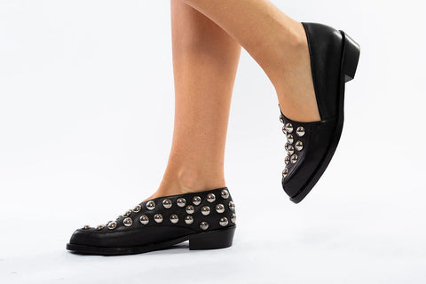 Pantofi din piele negri cu ținte metalice, eleganți și moderni.