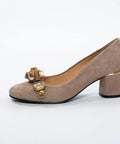 Pantofi cu toc și aplicații decorative