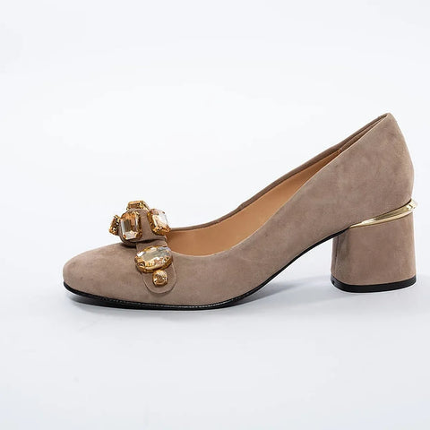 Pantofi cu toc și aplicații decorative