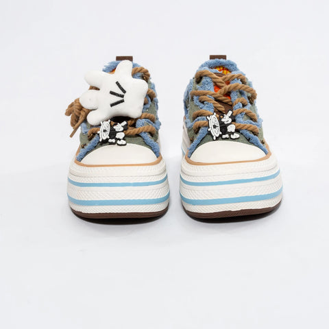 Adidași cu platformă joasă și accesorii 3D – Design creativ și urban-pop