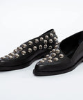 Pantofi din piele negri cu ținte metalice, eleganți și moderni.