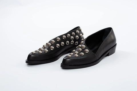 Pantofi din piele negri cu ținte metalice, eleganți și moderni.