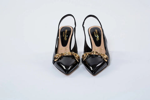 Pantofi din piele lăcuită cu accesoriu auriu – eleganță atemporală și rafinament desăvârșit
