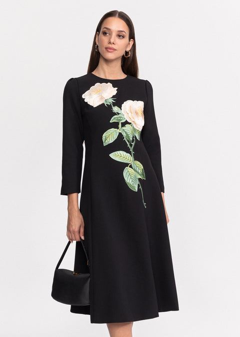 Rochie eleganta cu croiala in A, maneci lungi si aplicatie florala supradimensionata