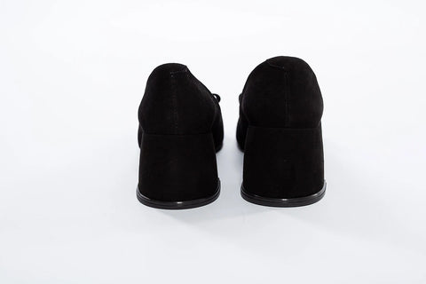 Pantofi din piele întoarsă cu toc gros și cataramă decorativă
