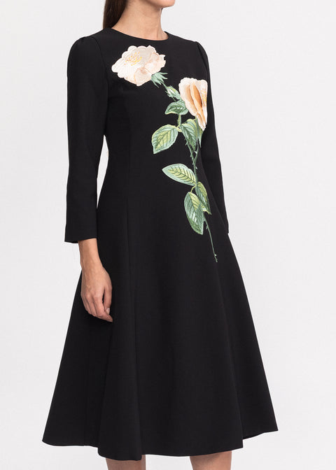 Rochie eleganta cu croiala in A, maneci lungi si aplicatie florala supradimensionata