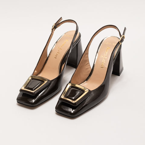 Pantofi eleganti din piele lacuita maro cu toc patrat si brosa decorativa