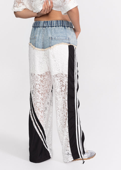 Pantaloni din dantela rafinata si denim cu detalii sportive