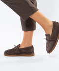 Pantofi casual din piele întoarsă gri, cu talpă groasă și accesoriu metalic