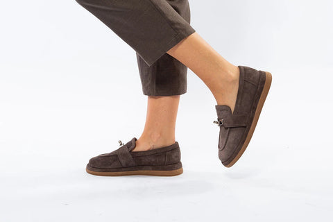 Pantofi casual din piele întoarsă gri, cu talpă groasă și accesoriu metalic