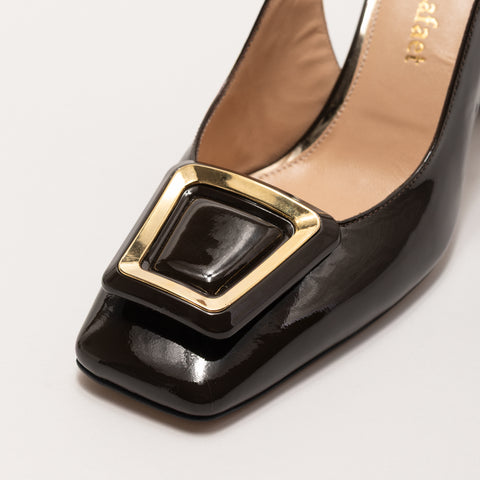 Pantofi eleganti din piele lacuita maro cu toc patrat si brosa decorativa