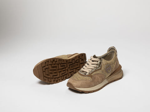 Casual sneakers with gold details