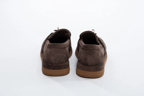 Pantofi casual din piele întoarsă gri, cu talpă groasă și accesoriu metalic