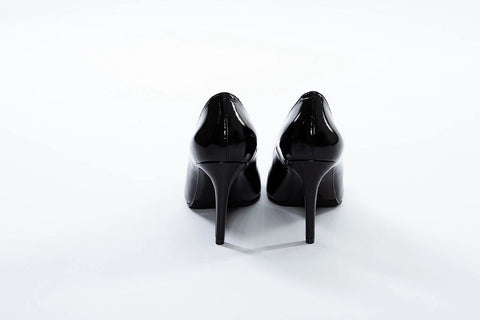 Pantofi negri, eleganți, din piele lăcuită