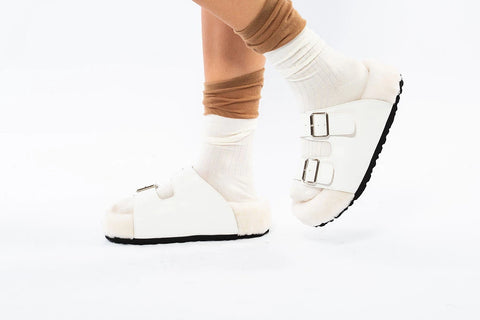 Papuci din piele cu căptușeală de blană și catarame ajustabile