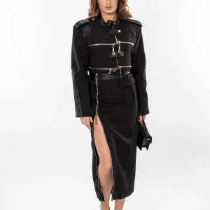 Costum in combinație cu piele ecologică și fermoare argintii