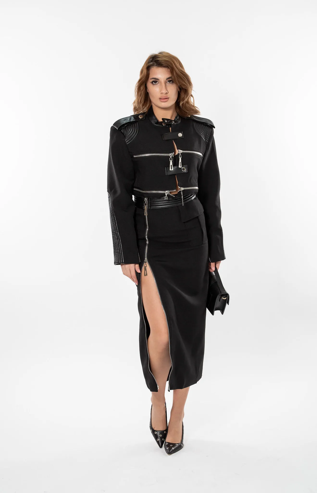 Costum in combinație cu piele ecologică și fermoare argintii