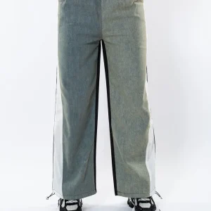 Pantaloni din denim in combinatie cu fâs