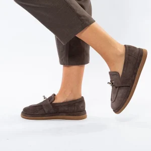 Pantofi casual din piele întoarsă gri, cu talpă groasă și accesoriu metalic