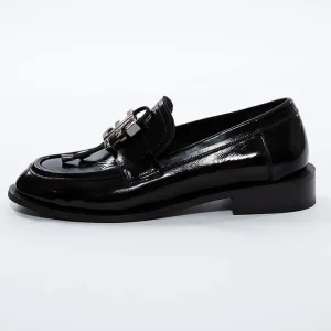 Pantofi loafer negri din piele lăcuită, cu accesoriu metalic, stil elegant