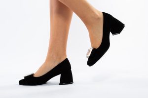 Pantofi tip velur cu toc gros și cataramă decorativă