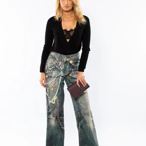 Blugi cu croi larg și detalii unice, stil boho-chic