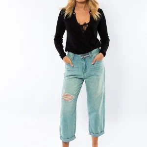 Blugi cu talie înaltă, croi lejer și rupturi