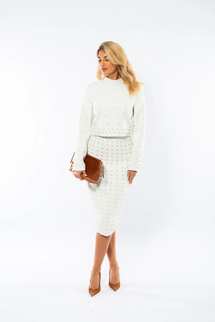 Compleu elegant cu fustă și top perlat