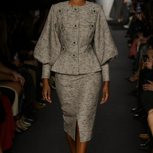 Costum elegant cu aplicații decorative