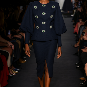 Costum elegant cu aplicații decorative